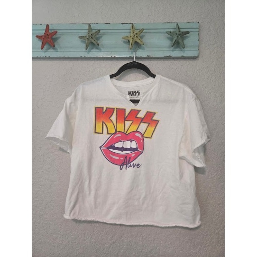 Kiss Cropped Graphic Tee
